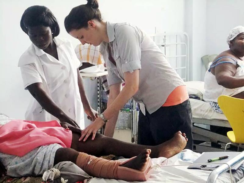 healthcare-volunteer-with-patients-ghana