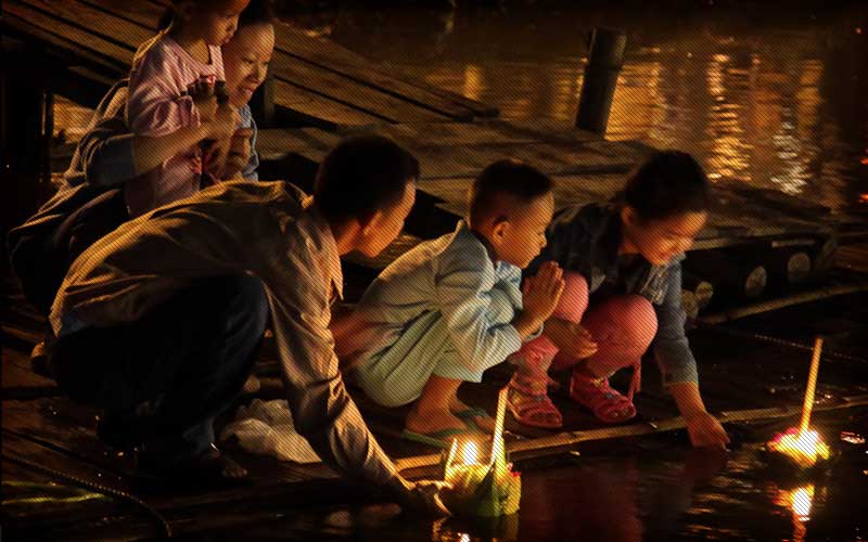 loi-krathong-child-praying